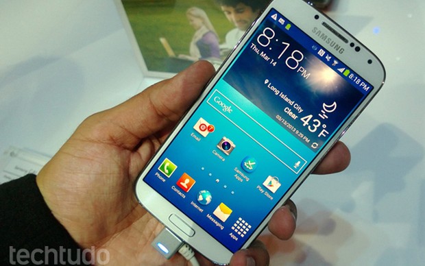 Samsung Galaxy S4 branco carregando 